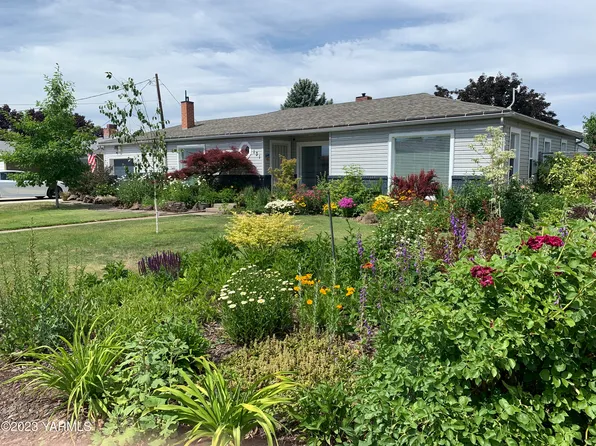 131 Roza Vista Dr, Yakima, WA 98901