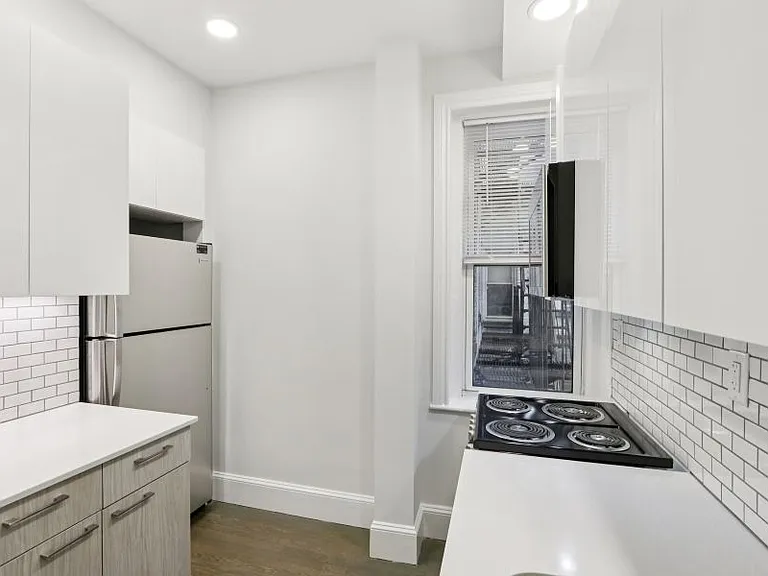 This is a sample unit. Layout and finishes vary by unit.