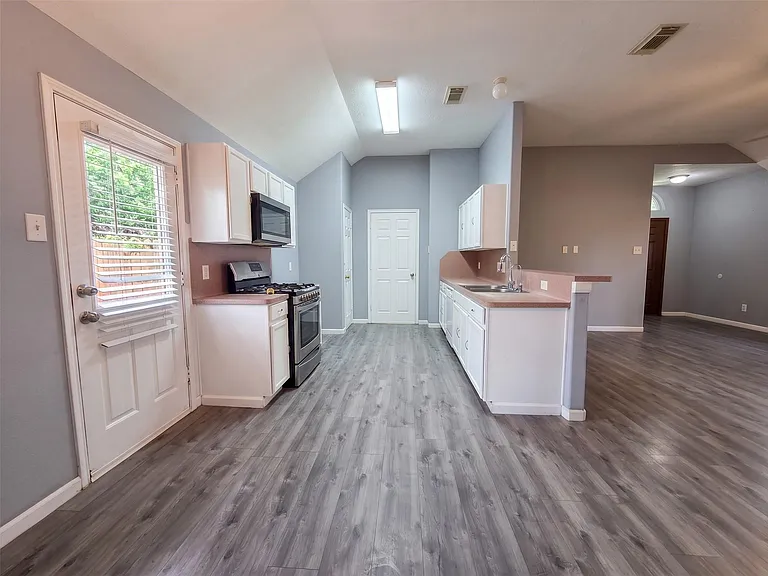 638 Aldenwick Ln — Photo 8