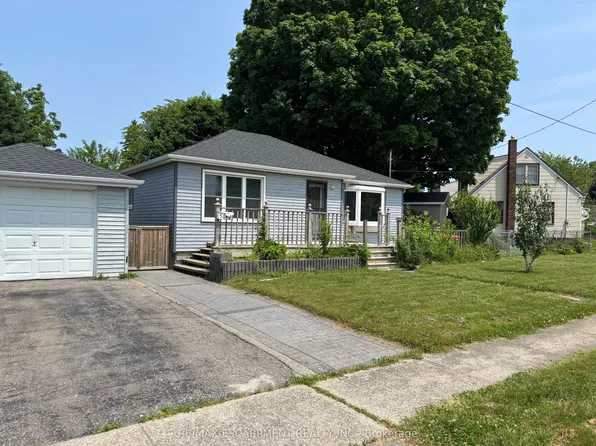 5648 Royal Manor Dr, Niagara Falls, ON L2G 1E8