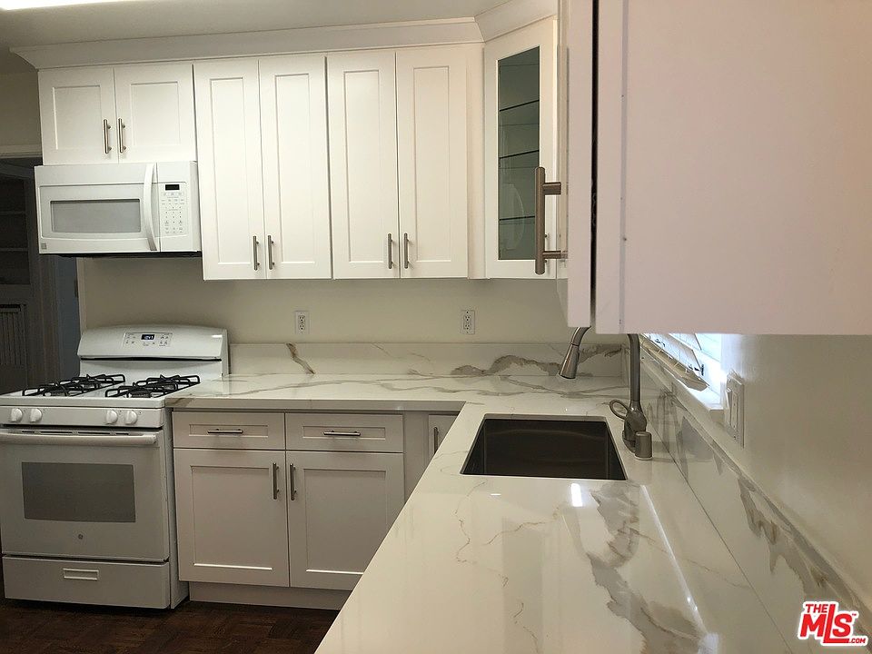 1st image of 2542 Barry Ave