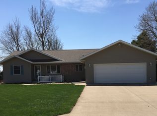 1930 1st St, Hull, IA 51239