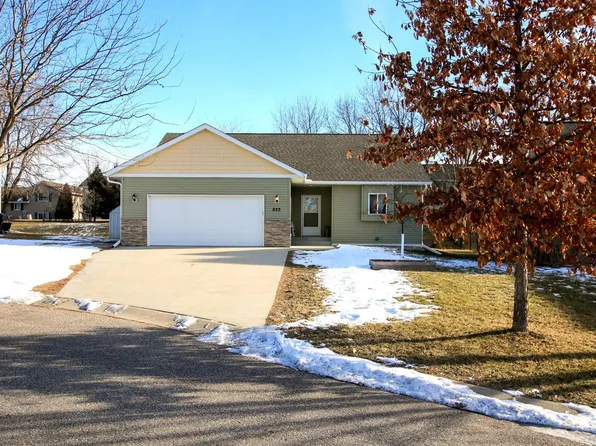 823 Texas Ct NW, Hutchinson, MN 55350