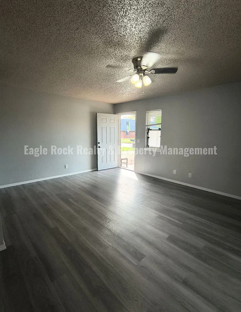 East Tulsa Duplex Unit for Rent (2 beds & 1.5 baths) — Photo 4