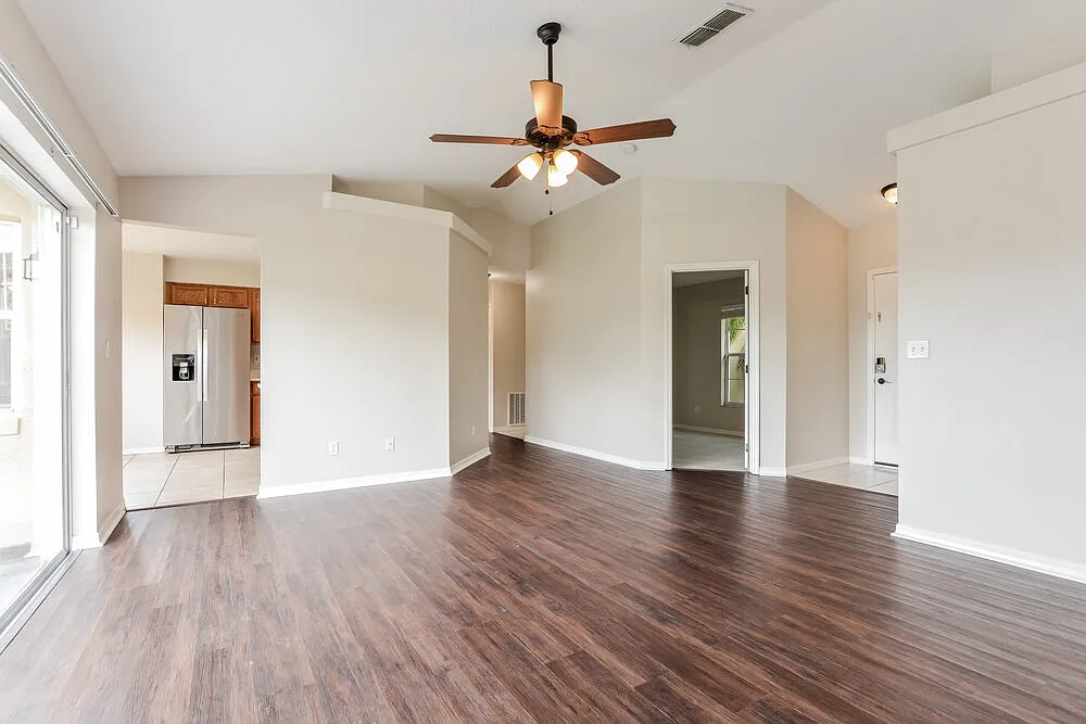 3 bed, 2.0 bath, 1382 sqft, $2,260 — Photo 3