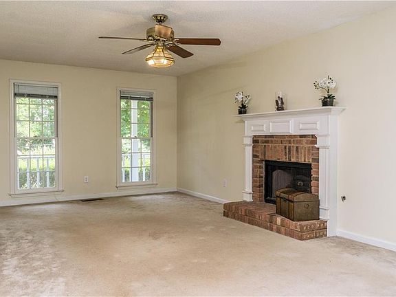 3rd image of 137 Crown Dr