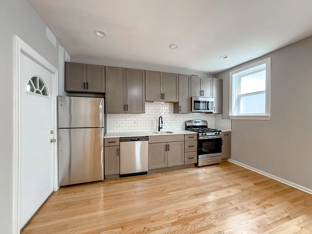 Attractive 2 Bed, 2 Bath at Wolcott + Lawrence (Ravenswood) — Photo 2
