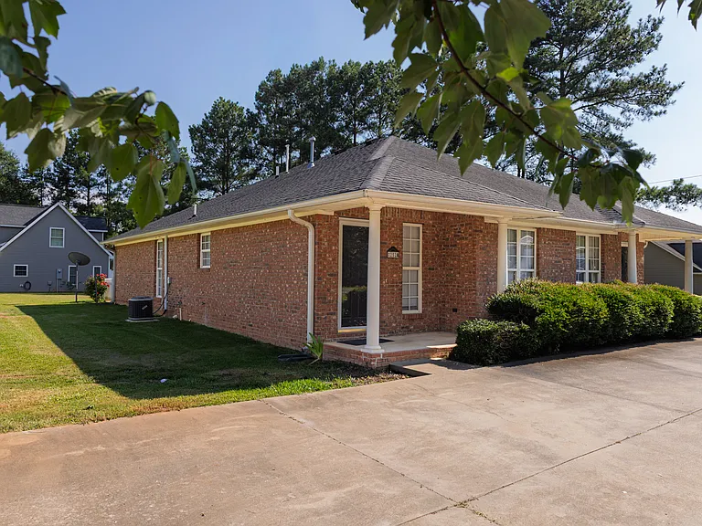 252 Bethesda Rd #A — Photo 2