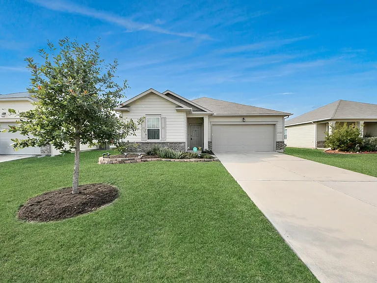 1024 Banyon Tree Ln — Photo 33