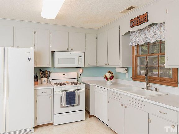 5th image of 901 Chestnut Dr
