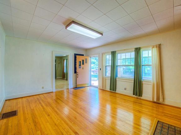 3rd image of 119 Narragansette Ave