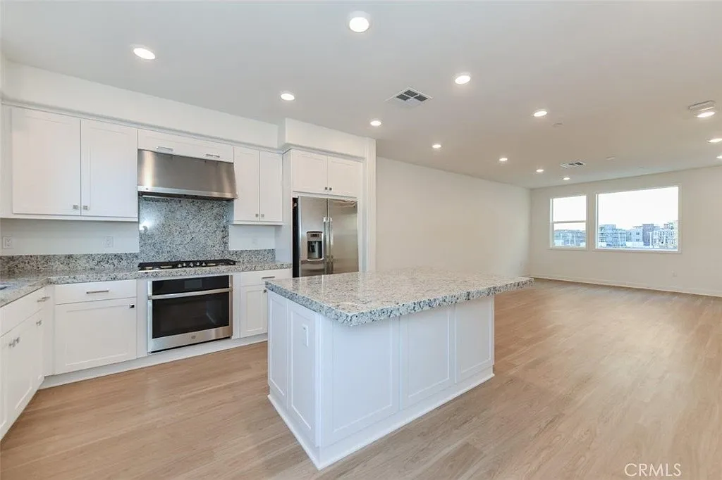 3 bed, 3.5 bath, 1703 sqft, $4,350 — Photo 1