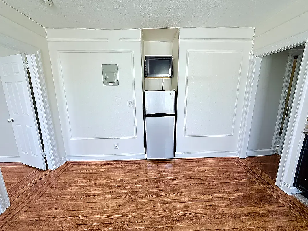 25-21 31st Avenue — Photo 4