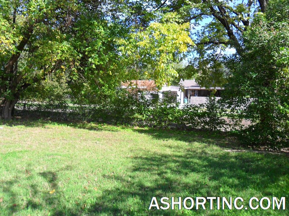 2nd image of 1920 Oak Hill Cir