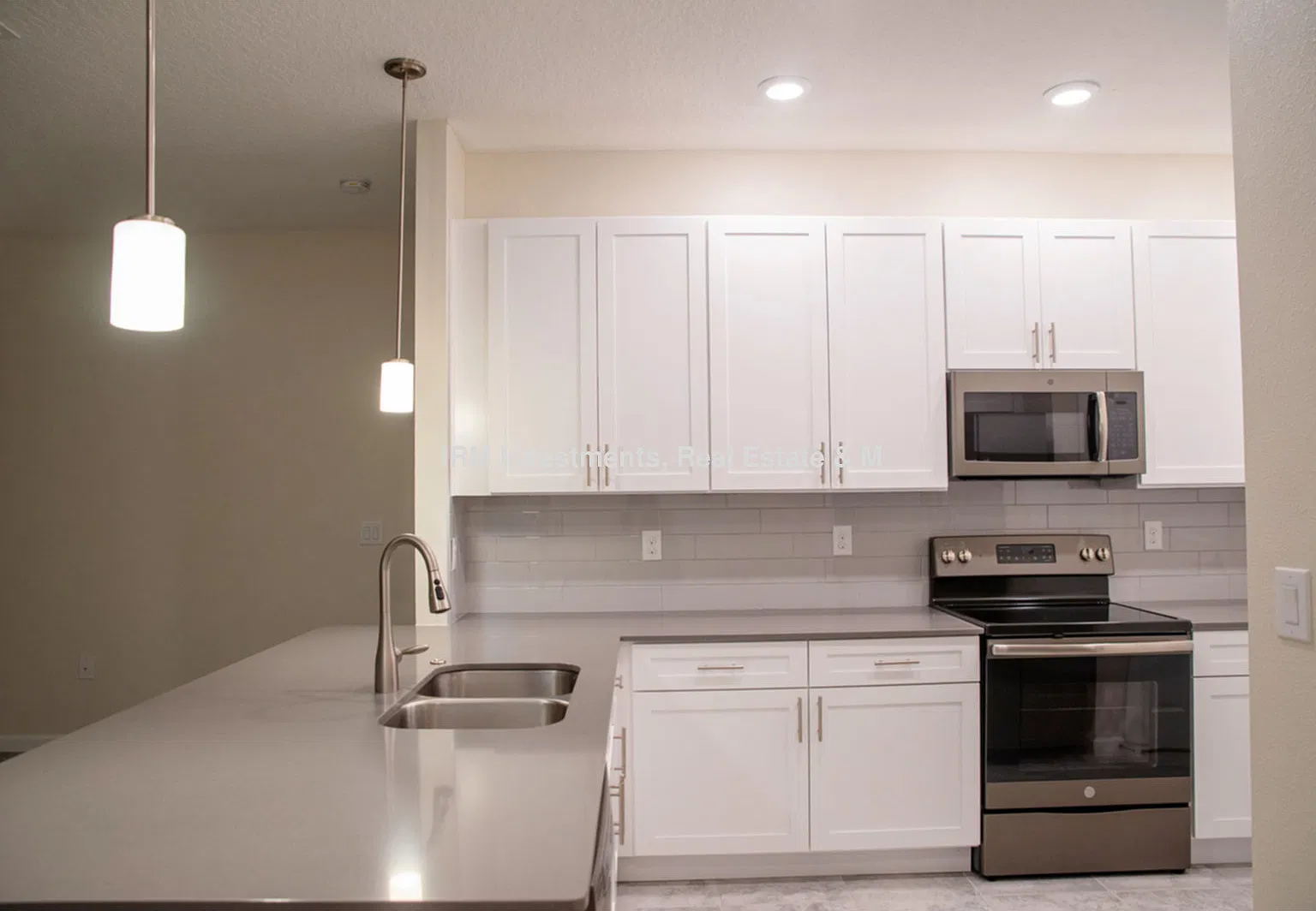 3 bed 2.5 bath townhome 2 car garage — Photo 3