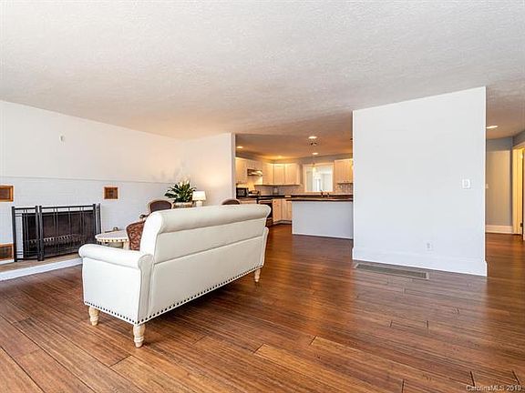 4th image of 925 Judsen Ln