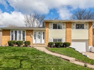 744 Hawthorne Cir, Lombard, IL 60148