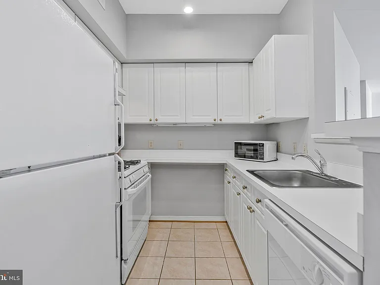 1625 International Dr #321 — Photo 8
