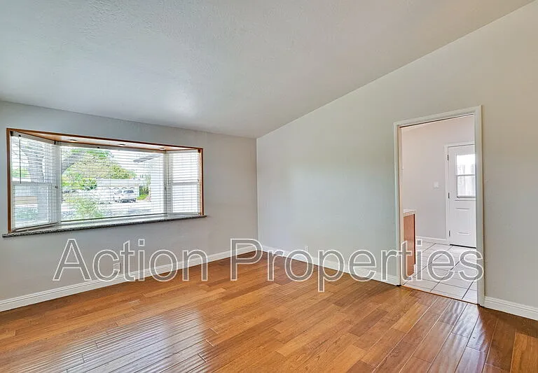 1125 Burgoyne St — Photo 5