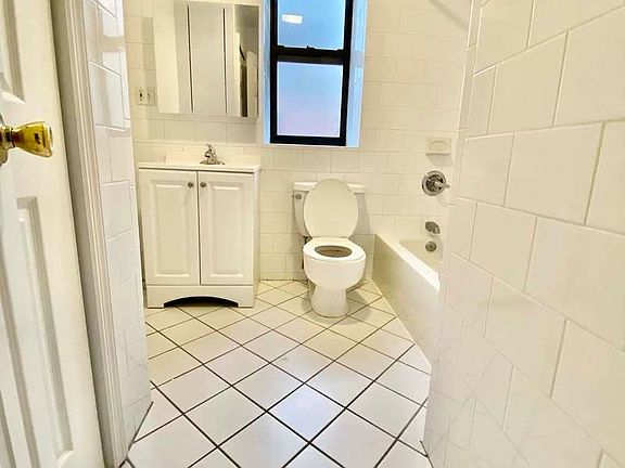 4th image of 140 E 92nd St #5E