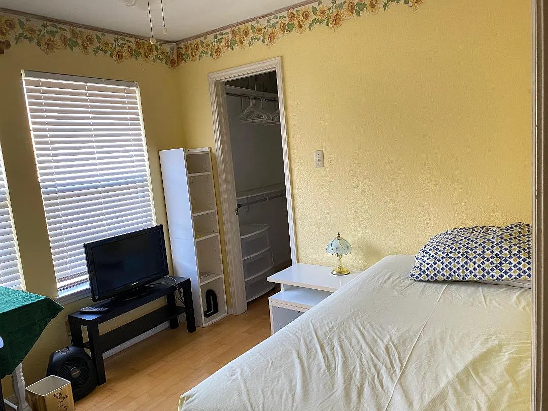 2 bed, 1.5 bath, 914 sqft, $1,650 — Photo 2