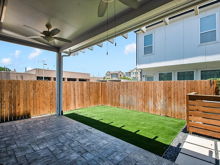 5328 Larkin St — Photo 25