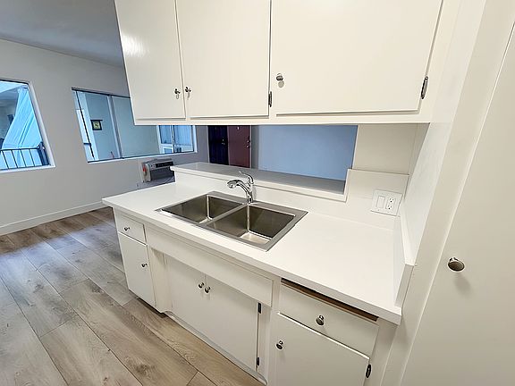 5th image of 1301 N Mansfield Ave APT 206