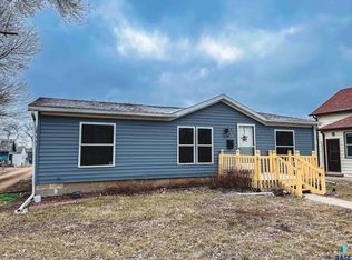 413 SW 1st St, Madison, SD 57042