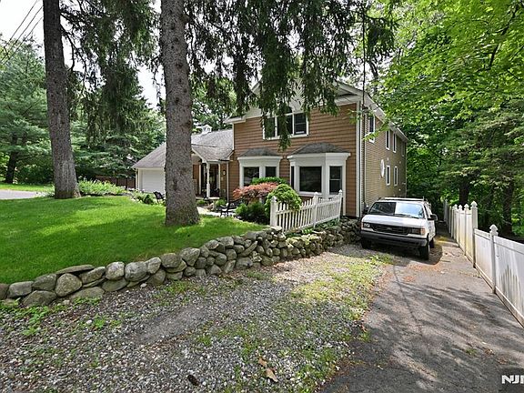 3rd image of 8 Myrtle St