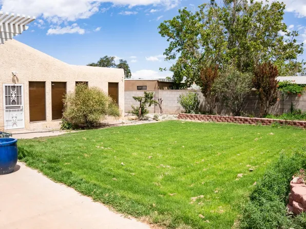 2430 Palomas Dr NE, Albuquerque, NM 87110