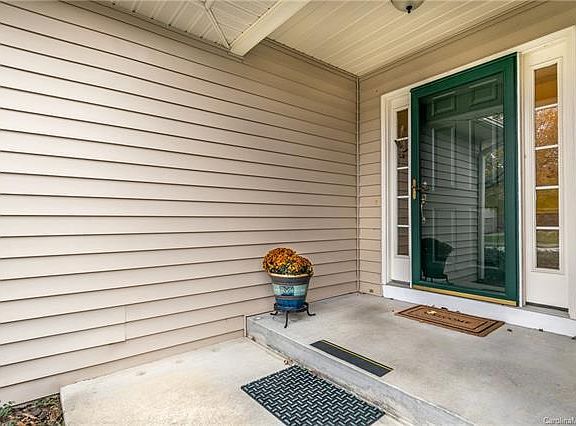 4th image of 131 Clear Creekside Dr