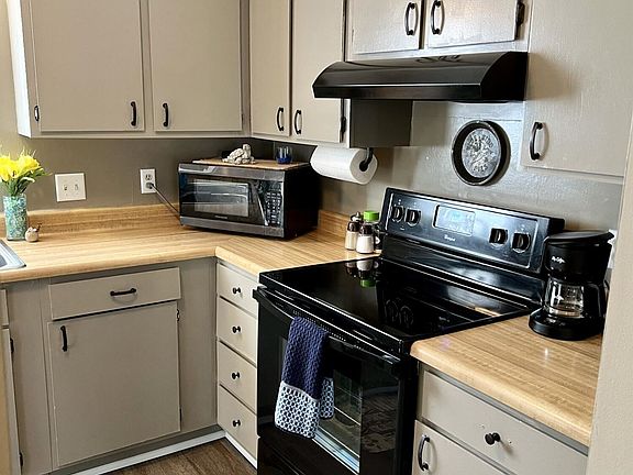 3rd image of 44 Greentree Cir