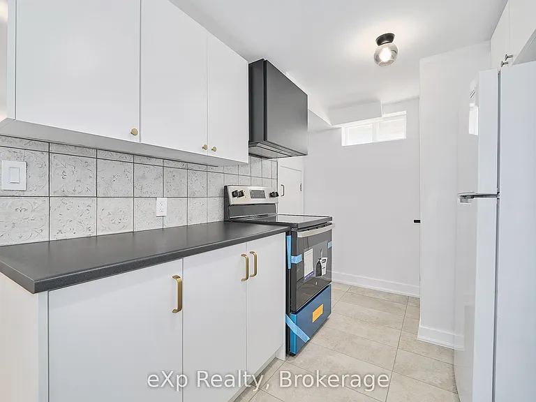 111 Riverside Dr N — Photo 11