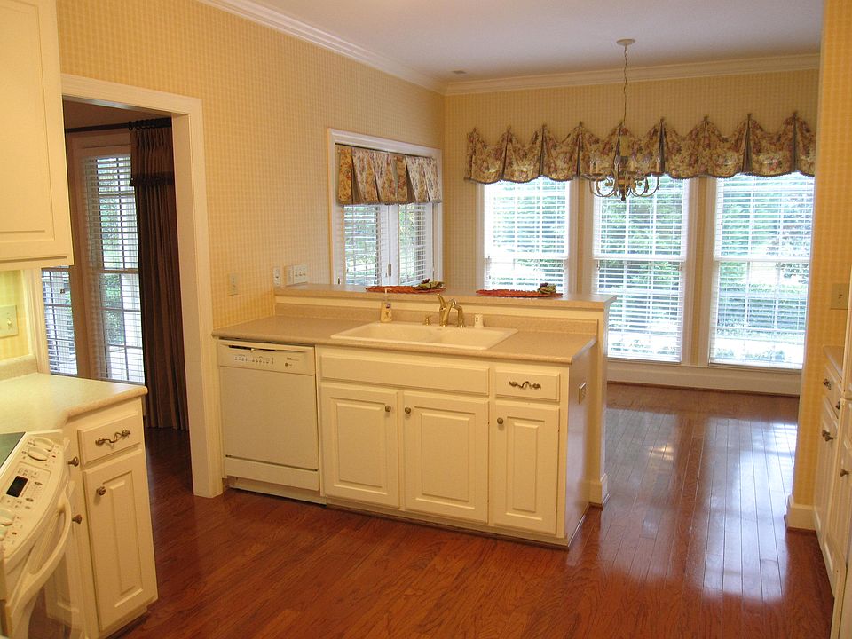 kitchen and breakfast area