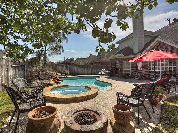 Enjoy the out door entertaining area