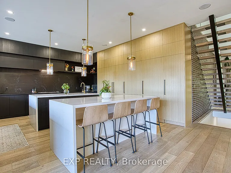 352 Main St W — Photo 16