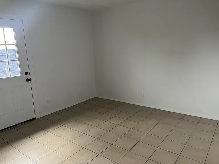 Renovated, Large UNM Area 2 Bed Apt w/ Washer / Dryer and Private Yard — Photo 21