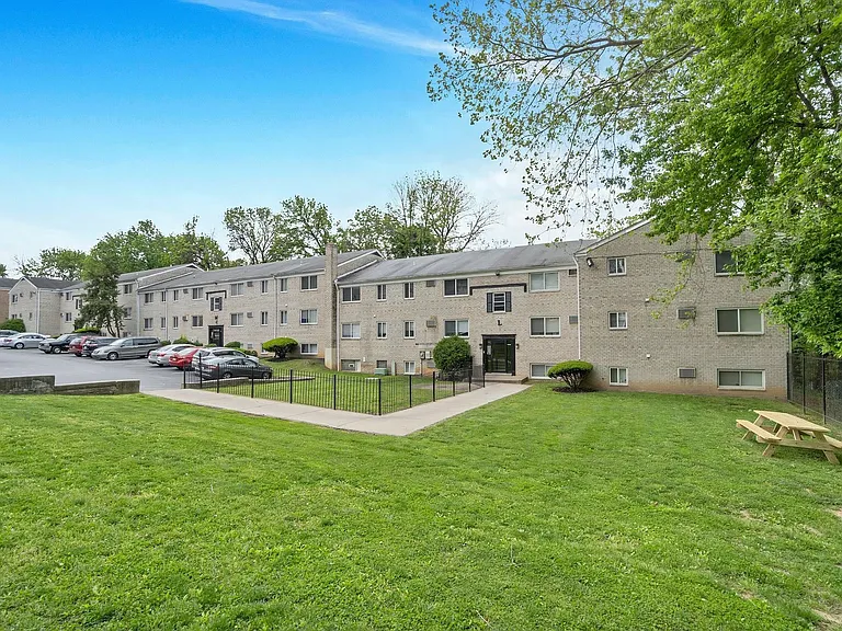 Green Forest Apartments — Photo 16
