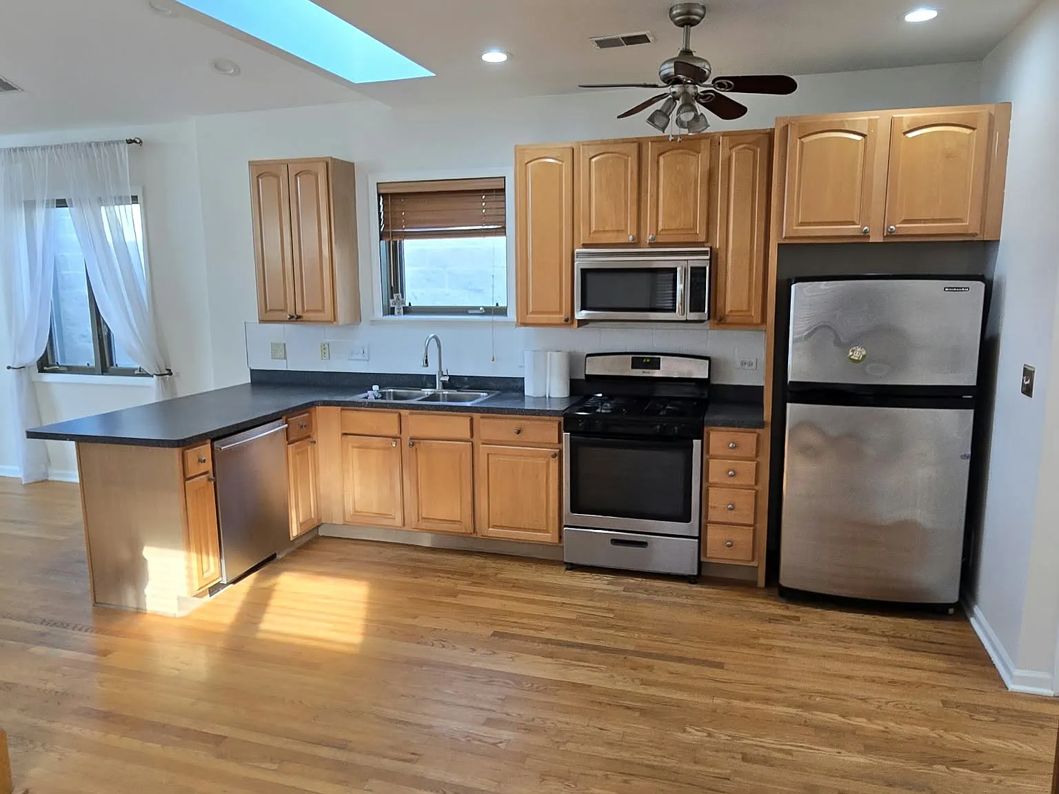 2 bed, 1370 sqft, $2,500 — Photo 3