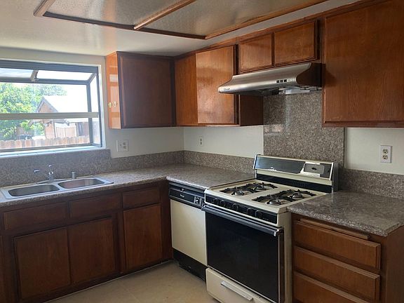 5th image of 126 S Marguerita Ave
