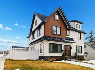 6 Hillside Ter, Wallington Boro, NJ 07057