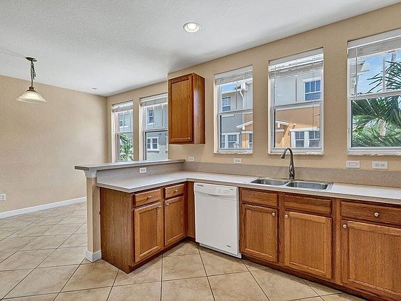 4th image of 409 Amador Ln