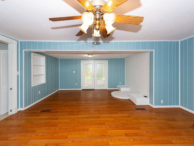 109 Runnymede Ln — Photo 33