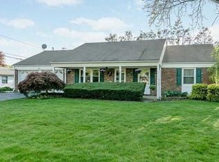4 Madeley Ln, Stony Brook, NY 11790