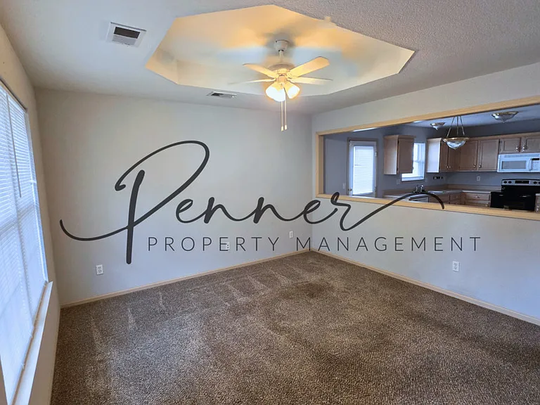 209 NW Woodbury Dr — Photo 2