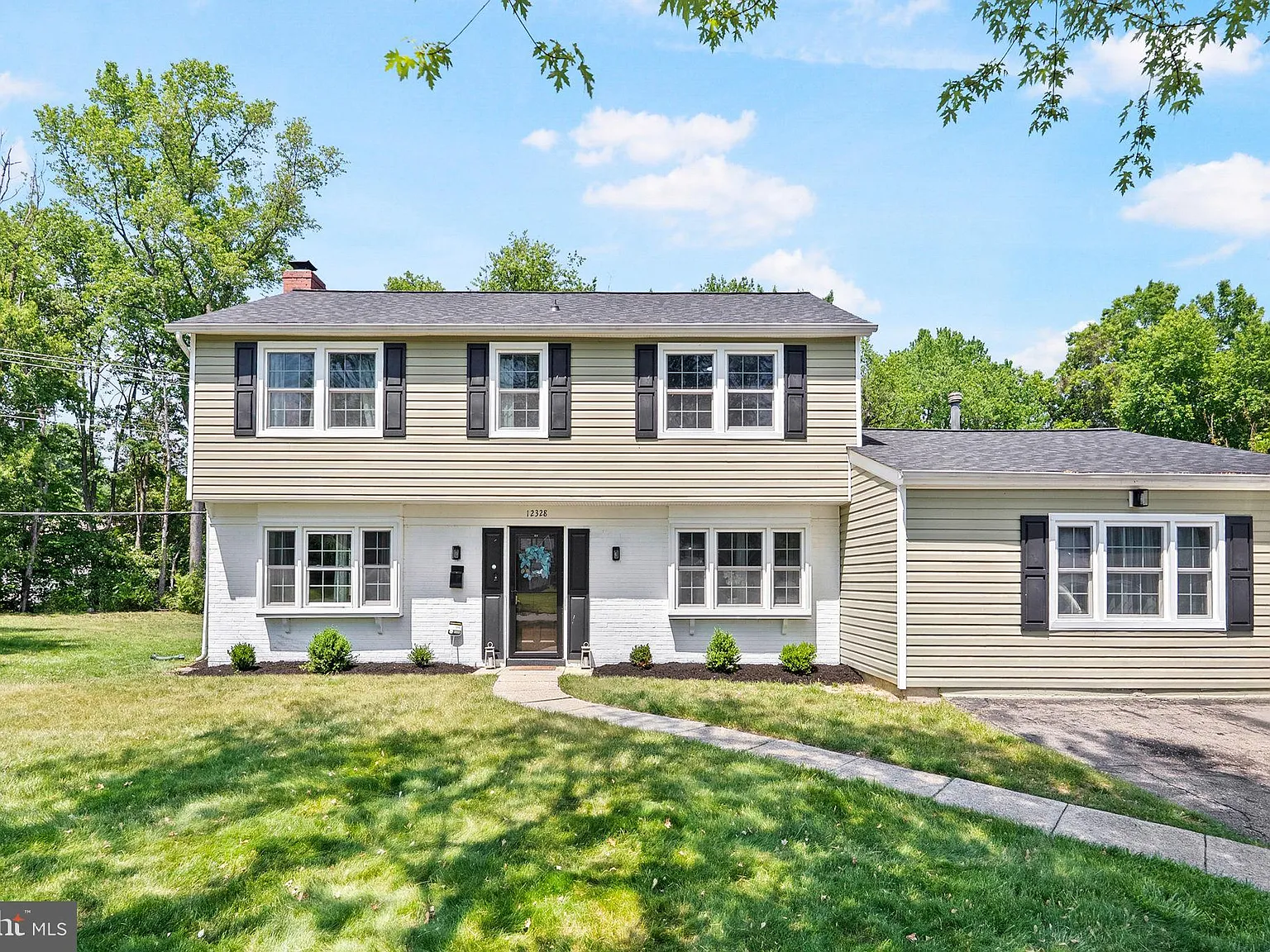 5 bed, 3.5 bath, 2400 sqft, $3,900 — Photo 3