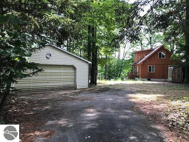 1st image of 18819 Lakewood Cir