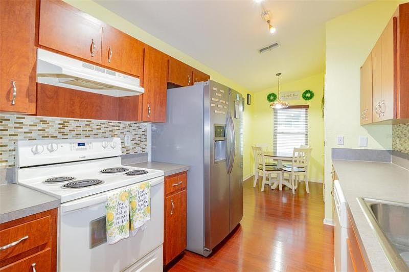 2nd image of 32 Imperial Manor Way
