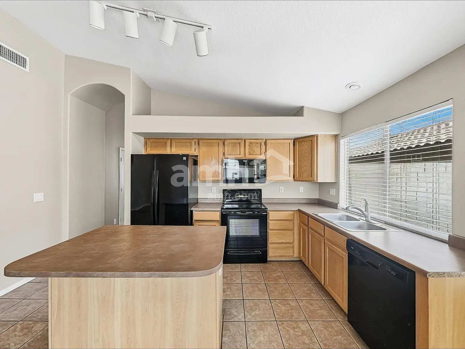 3 bed, 2.0 bath, 1667 sqft, $1,990 — Photo 3