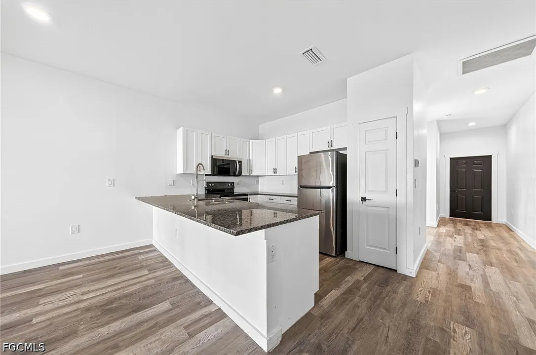 3 bed, 2.0 bath, 1185 sqft, $1,700 — Photo 4